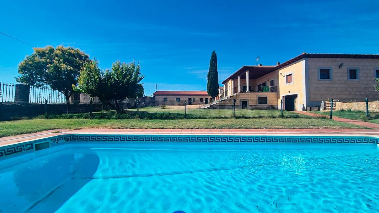 CHALET VENTA LEDESMA. Urbis te ofrece un chalet en venta en 