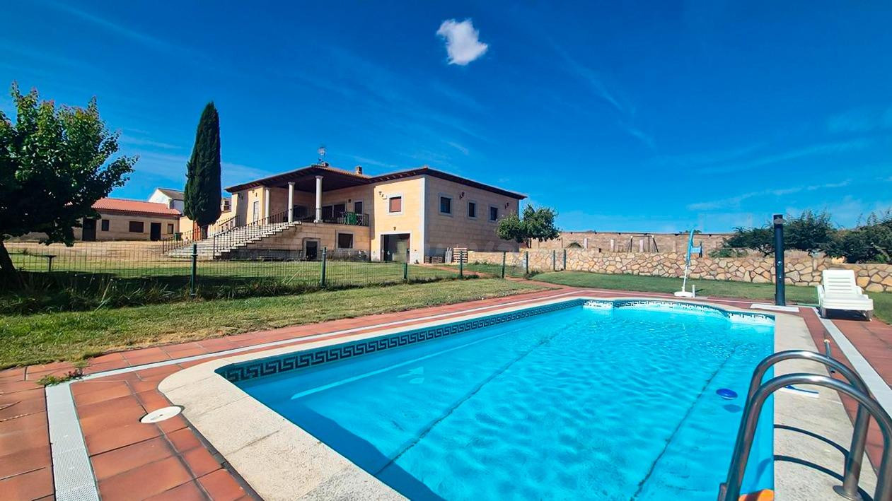CHALET VENTA LEDESMA. Urbis te ofrece un chalet en venta en  - foto 2
