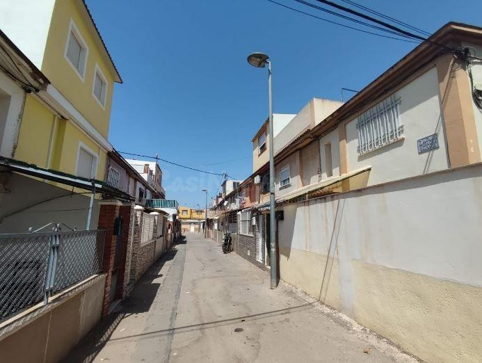 SE VENDE casa adosada OKUPA en C Alc.Conesa Balanza-V.Cari 1