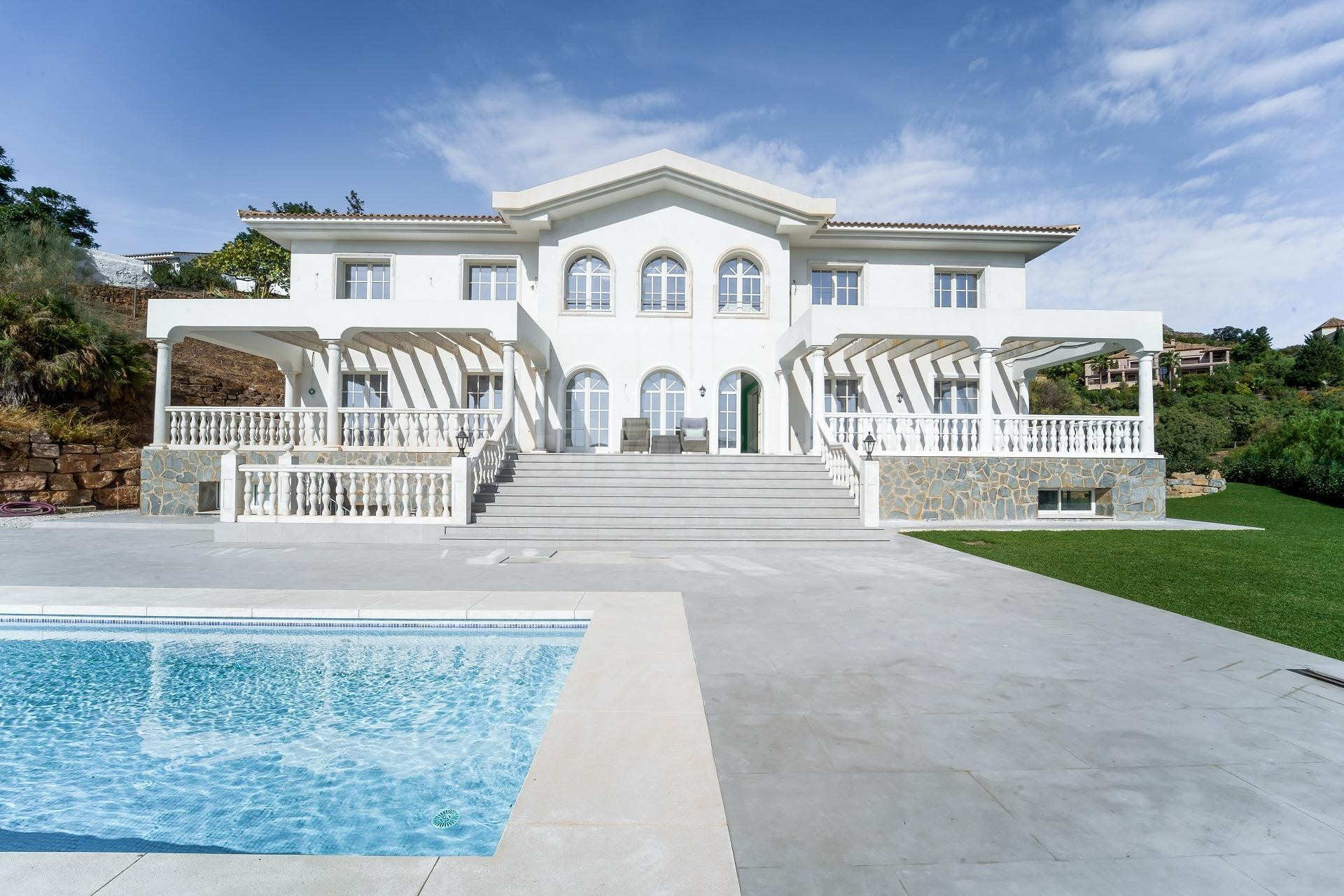 Villa de lujo de 6 dormitorios, 7 baños y vistas al mar. Marbella Club Resort.