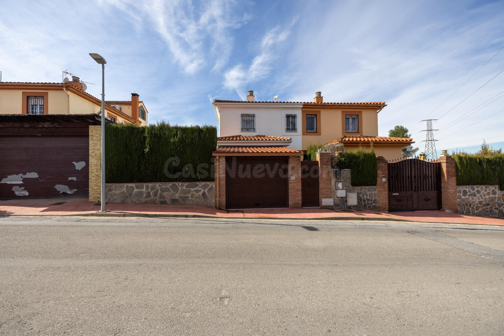 ✨ ¡Tu nuevo hogar con piscina a solo 15 minutos de Granada!