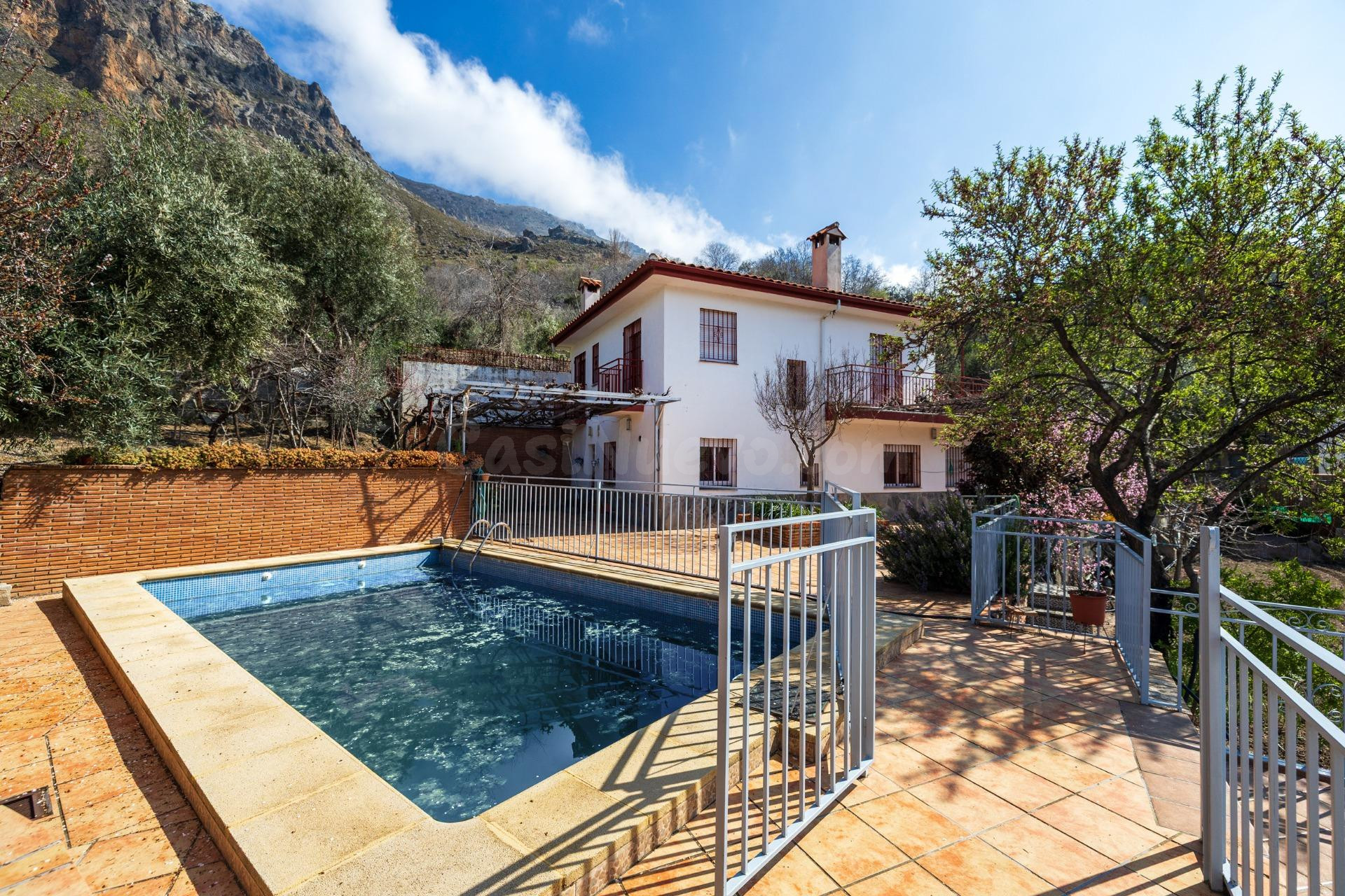 FINCA  URBANA ÚNICA CON DOS VIVIENDAS EN GÜÉJAR SIERRA