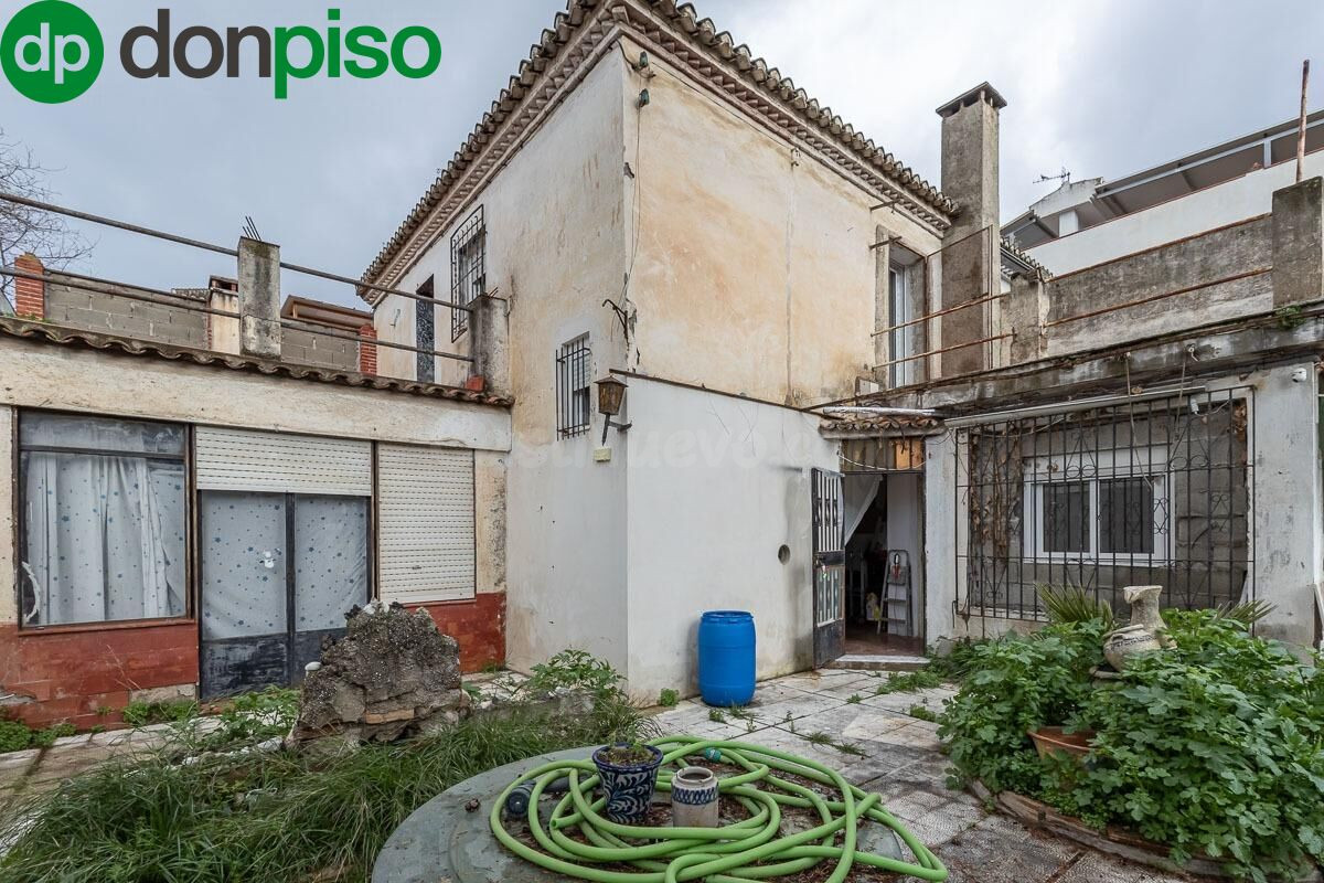 Casa con Parcela a Reformar en Granada