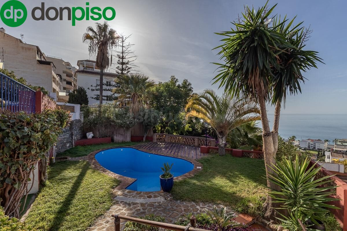 CASA SINGULAR CON JARDIN Y VISTAS A LA BAHIA DE LA HERRADURA
