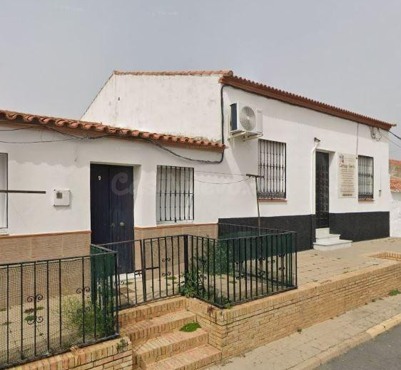 SE VENDE casa adosada OKUPA en C Don Rodrigo 14 de Calañas - foto 2