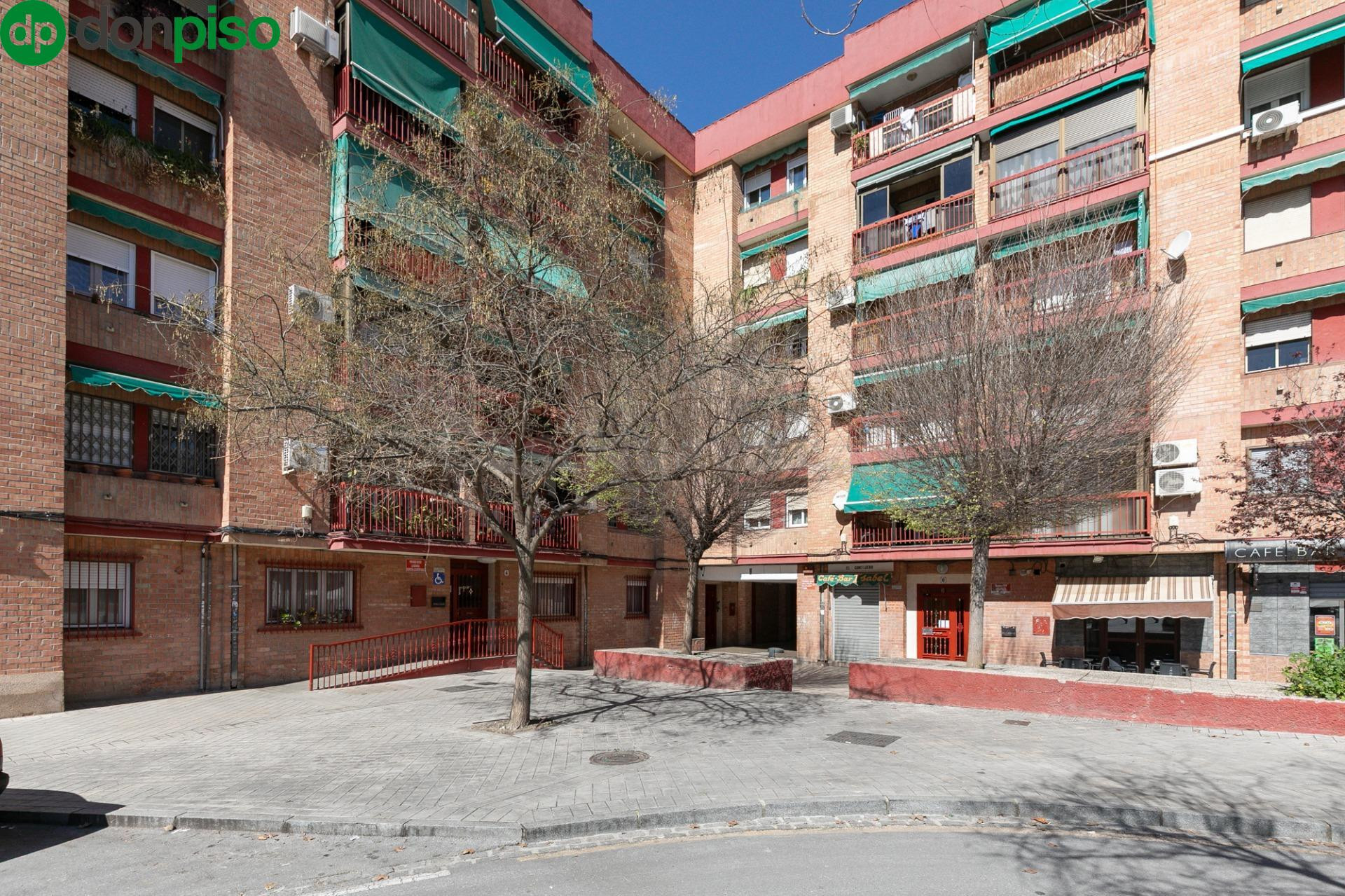Piso 80 m2 útiles con terraza y patio en Granada | 3 dormitorios, muy luminoso y listo para entrar a vivir.
