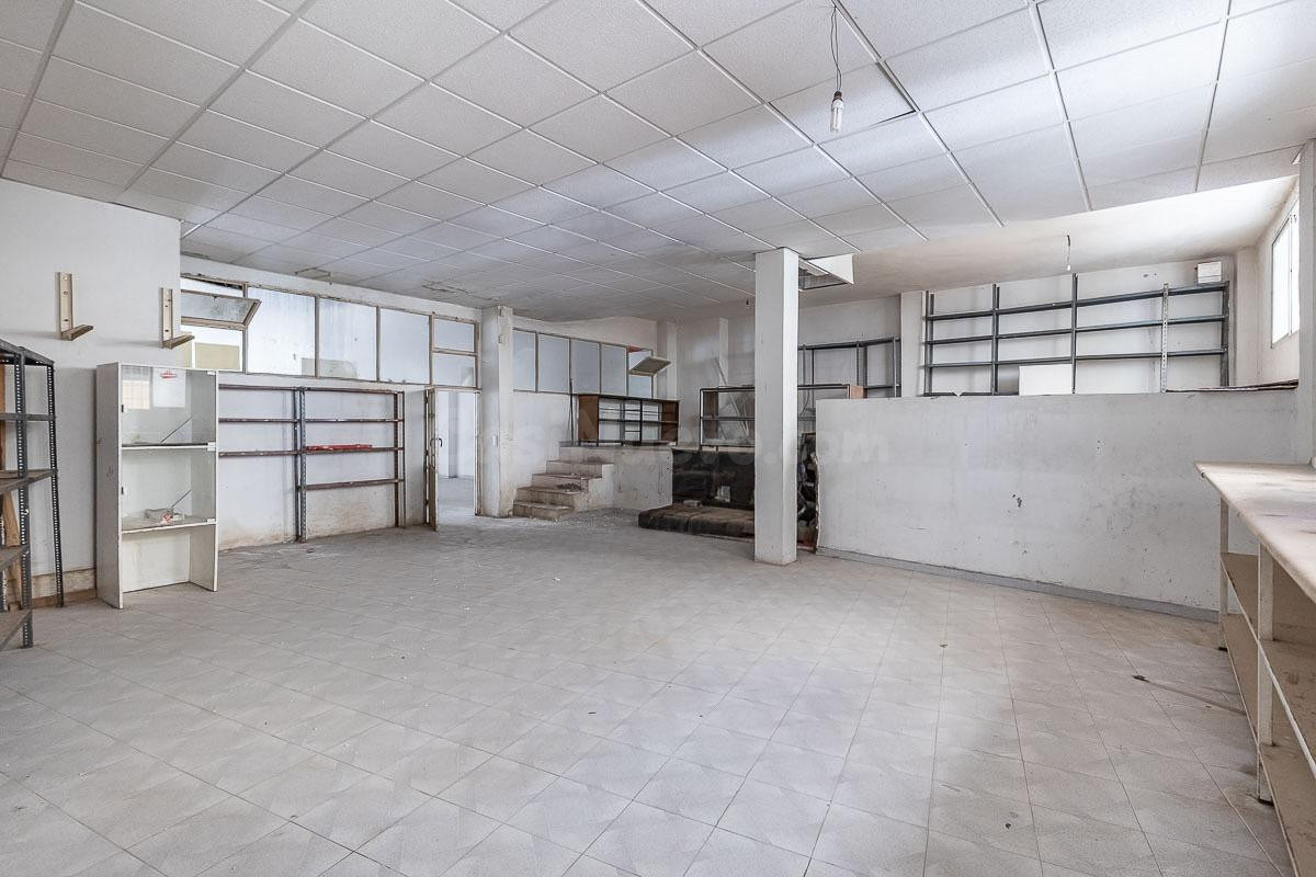 Magnífico local en pleno centro de Baza ideal como inversión - foto 3