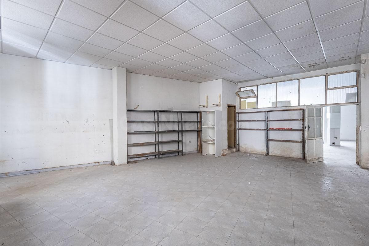 Magnífico local en pleno centro de Baza ideal como inversión - foto 4