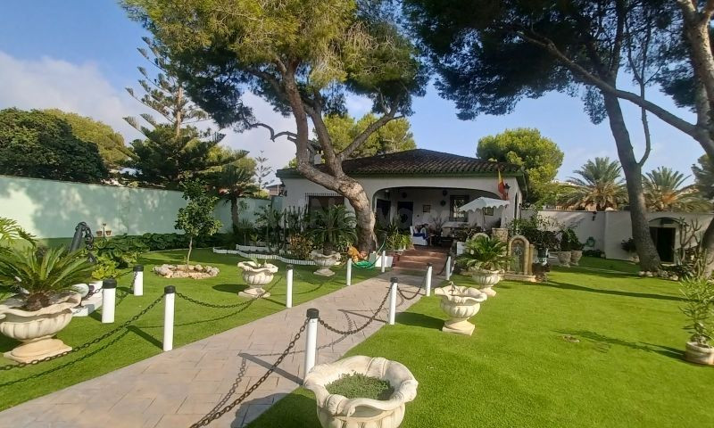Villa 3 habitaciones 250m² en venta - Altos de Campoamor