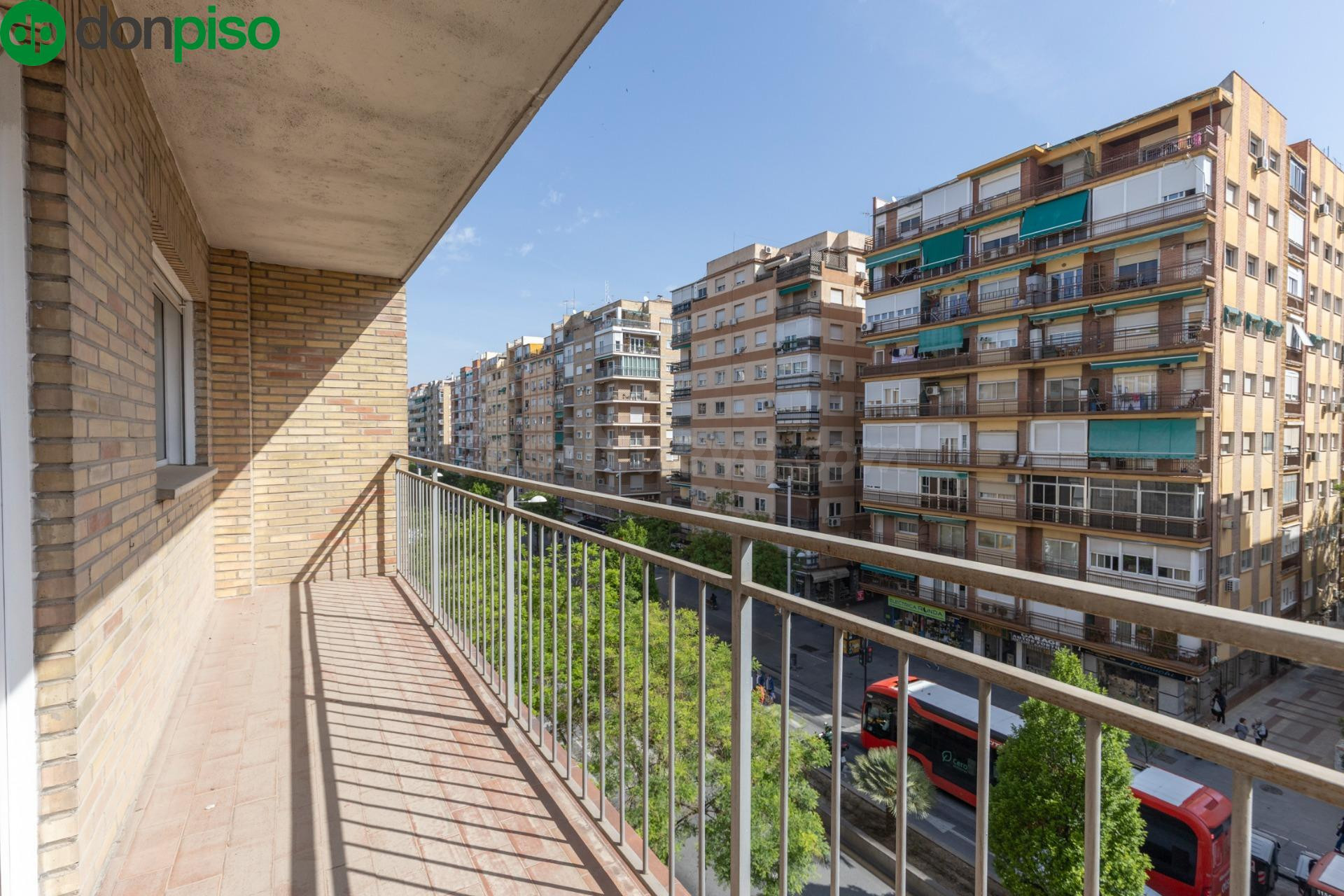 Piso con terraza y gran potencial junto a Camino de Ronda