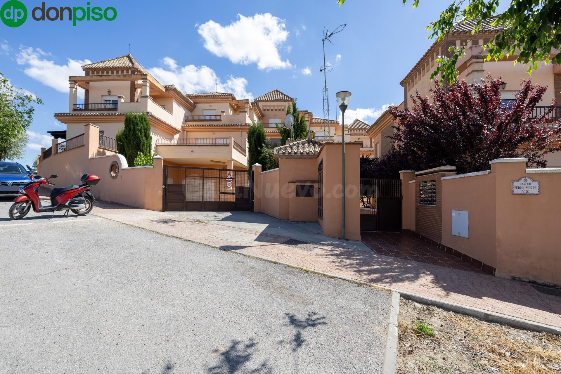 Ponemos a la venta esta preciosa casa en Urbanizacion cerrada, con zonas comunes y piscina comunitaria.