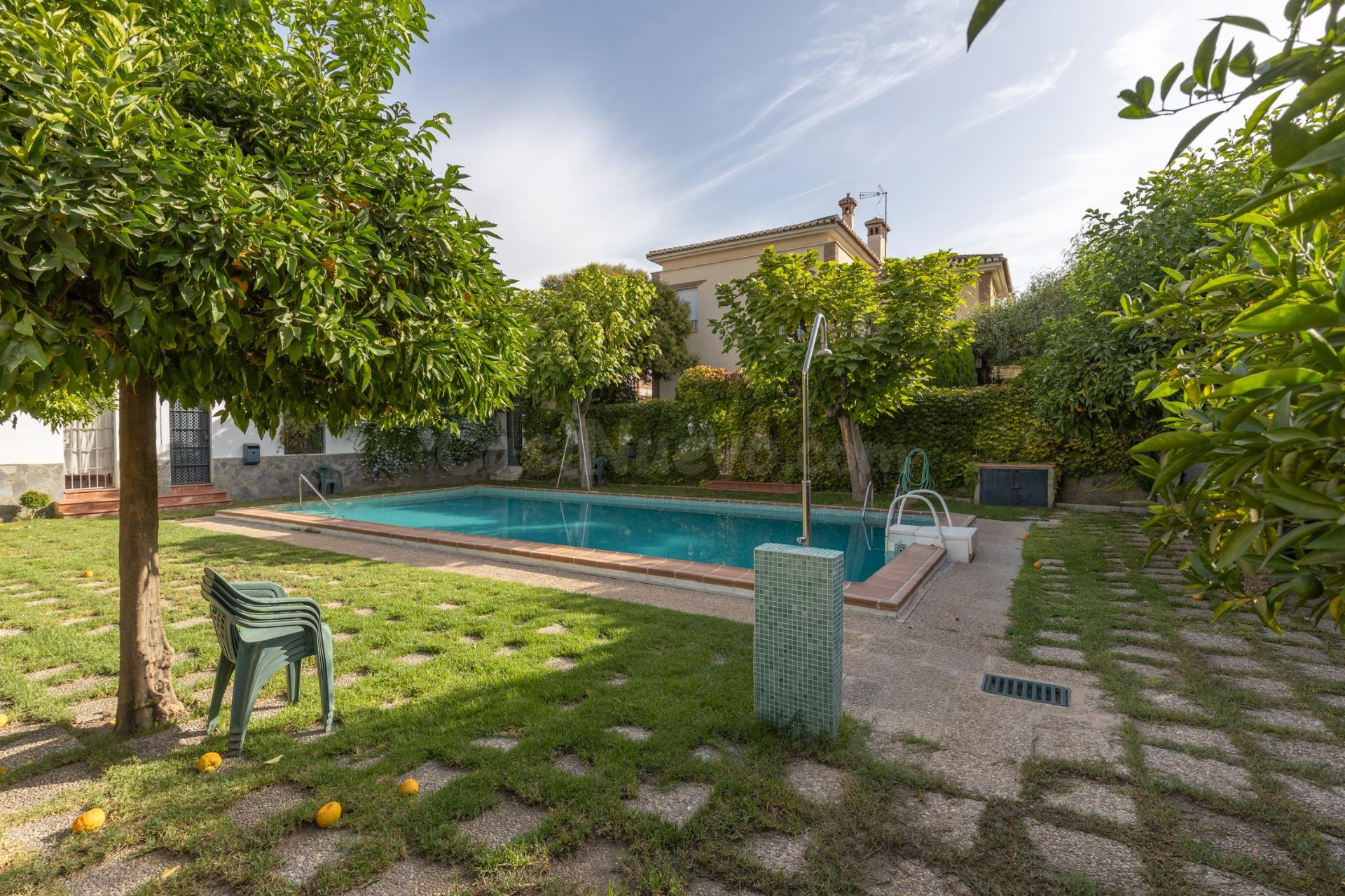 Exclusiva vivienda con piscina comunitaria en la zona del Serrallo