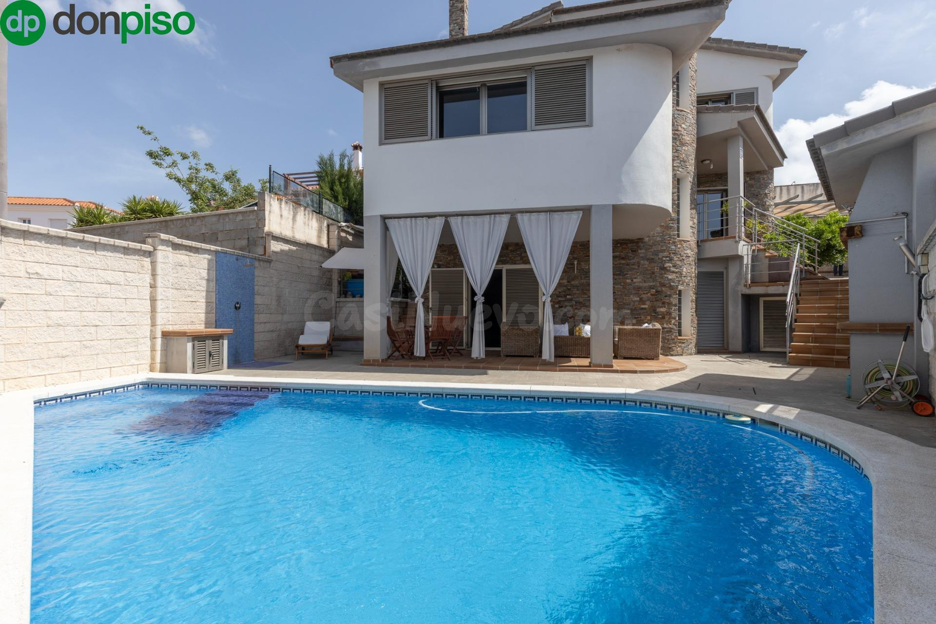 ¡ESPECTACULAR CHALET INDEPENDIENTE MODERNO CON PISCINA PRIVA