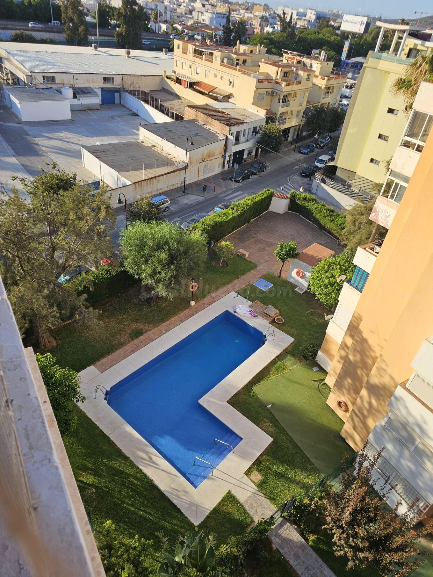 PISO CON TERRAZA Y PISCINA A UN PASO DE FUENGIROLA