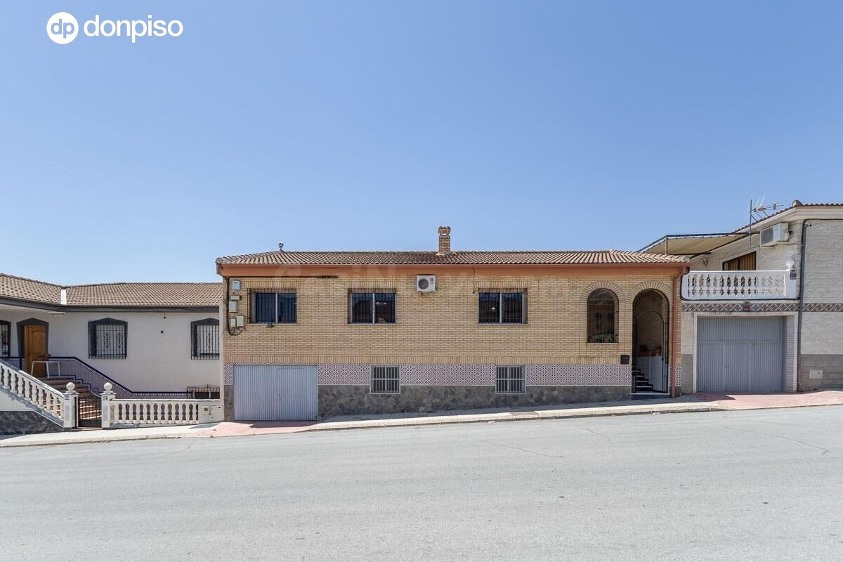 Gran casa en una sola planta con bajo de 130 m2 y solar de 320 m2 en Láchar.
