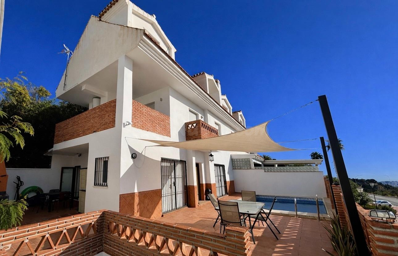 Exclusivo Chalet Pareado en Benalmádena Pueblo con Vistas al Mar