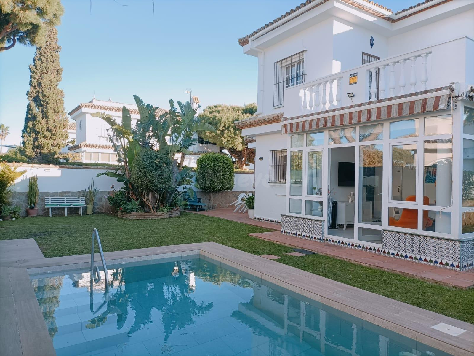 Fantástico chalet en Costa Santi Petri con piscina
