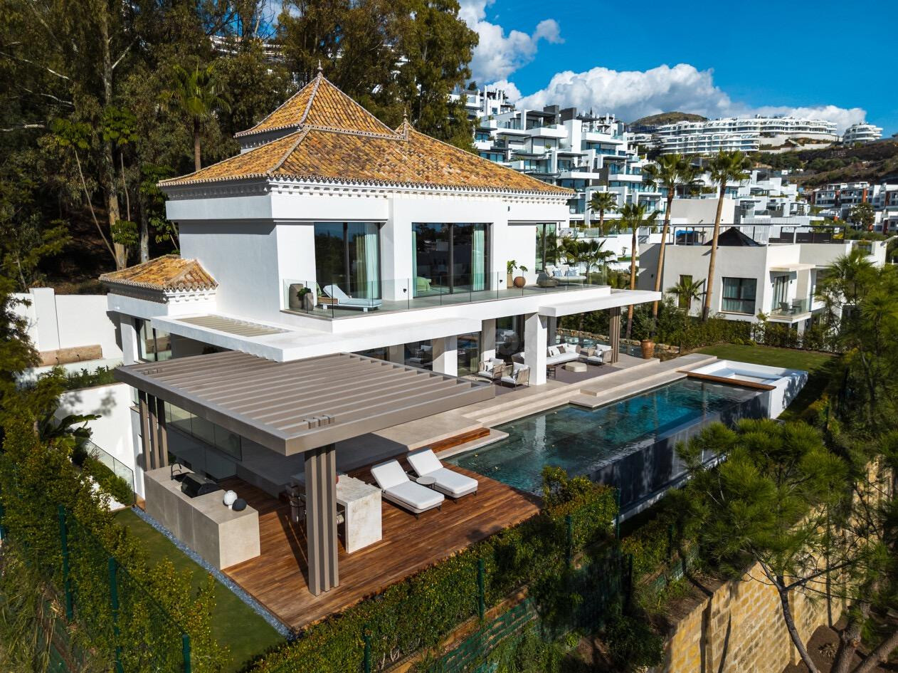 VILLA DE LUJO CON VISTAS AL MAR EN BENAHAVIS, LA QUINTA