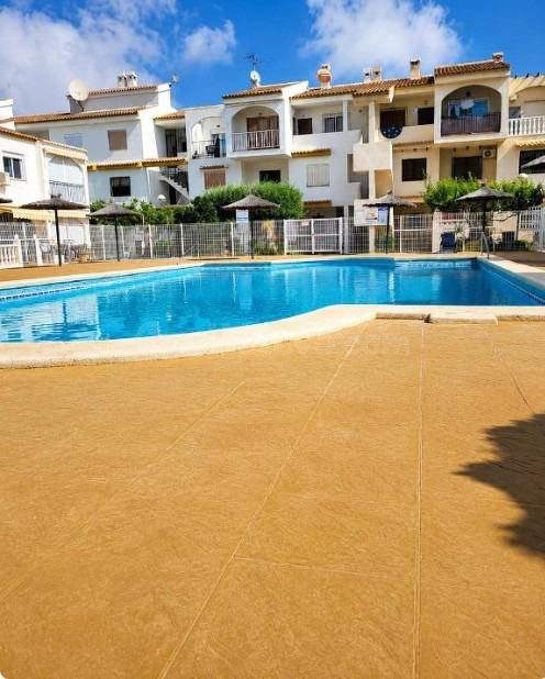 APARTAMENTO TODO EL AÑO EN RESIDENCIAL CON PISCINA