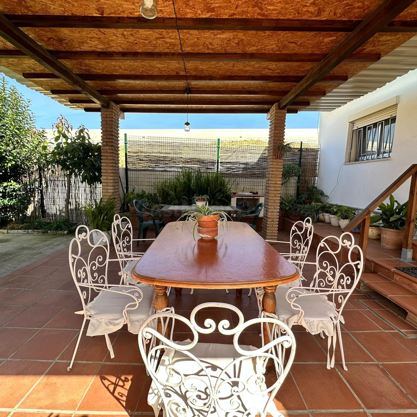 MAGNÍFICA CASA EN LOS PASTORES CON GRAN PATIO, TERRAZA Y APARCAMIENTO