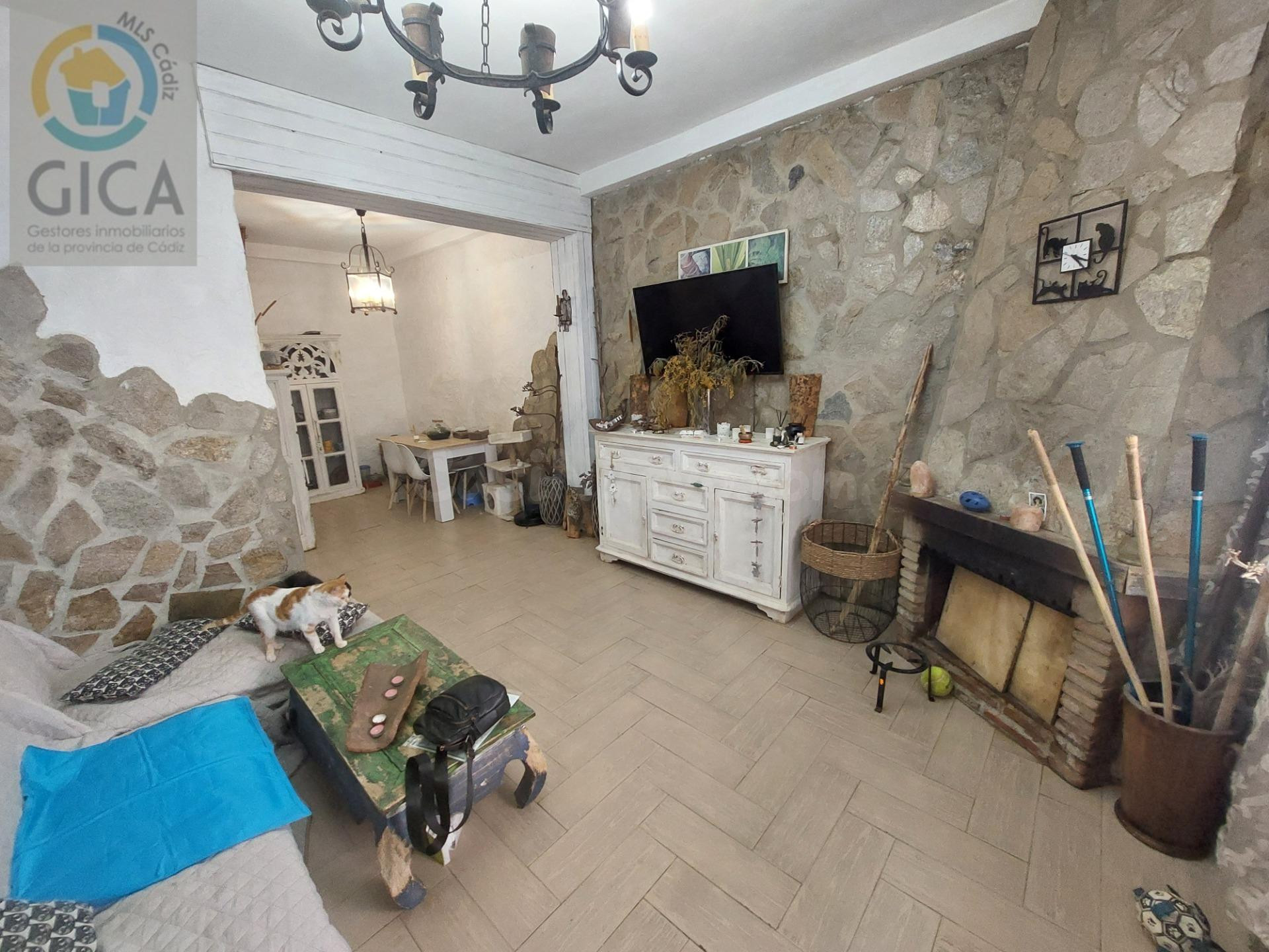 ESTUPENDA CASA SEMICENTRICA CON AMPLIA TERRAZA