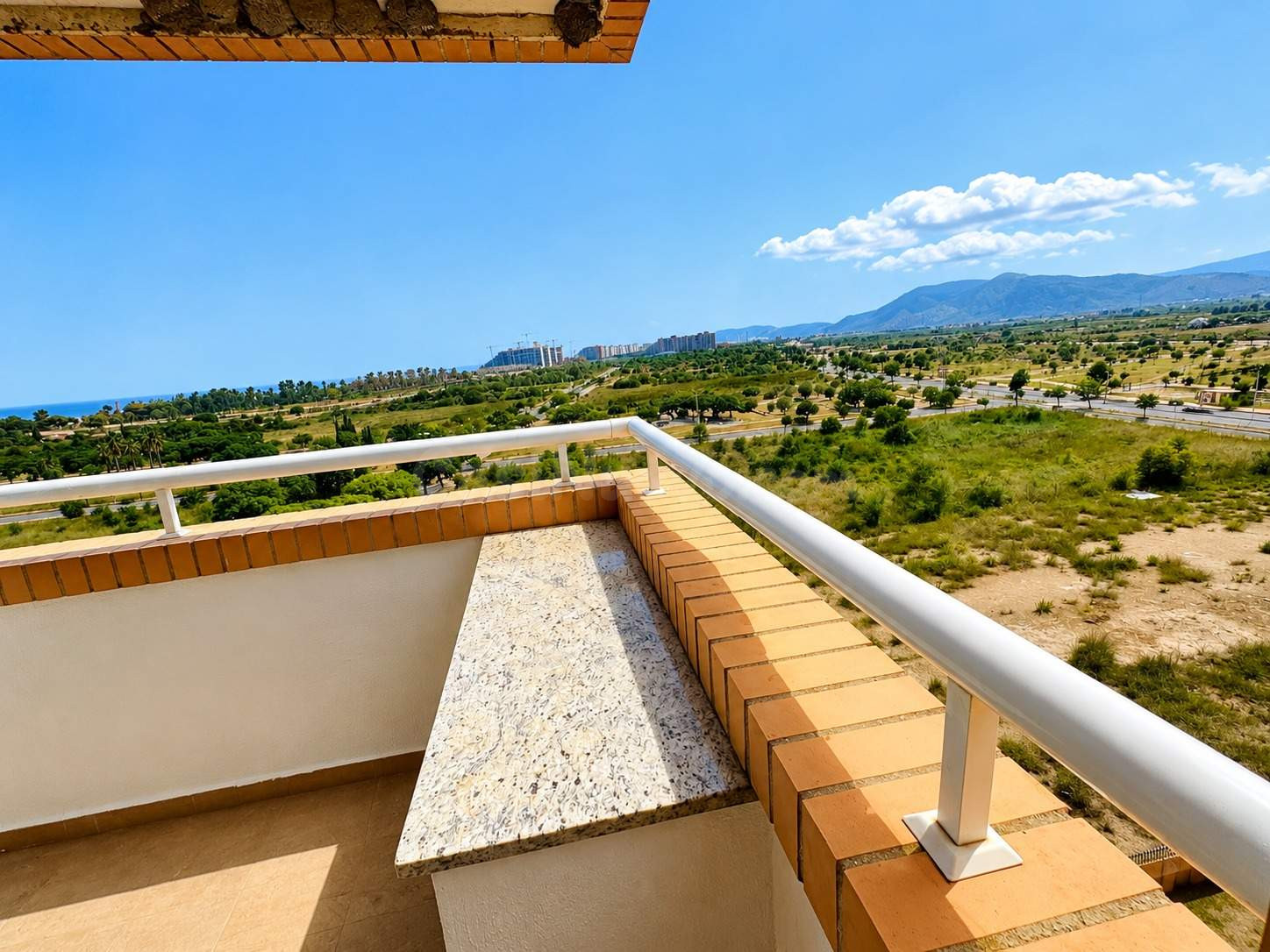 Apartamento con Vistas al Mar en Torre la Sal - foto 3