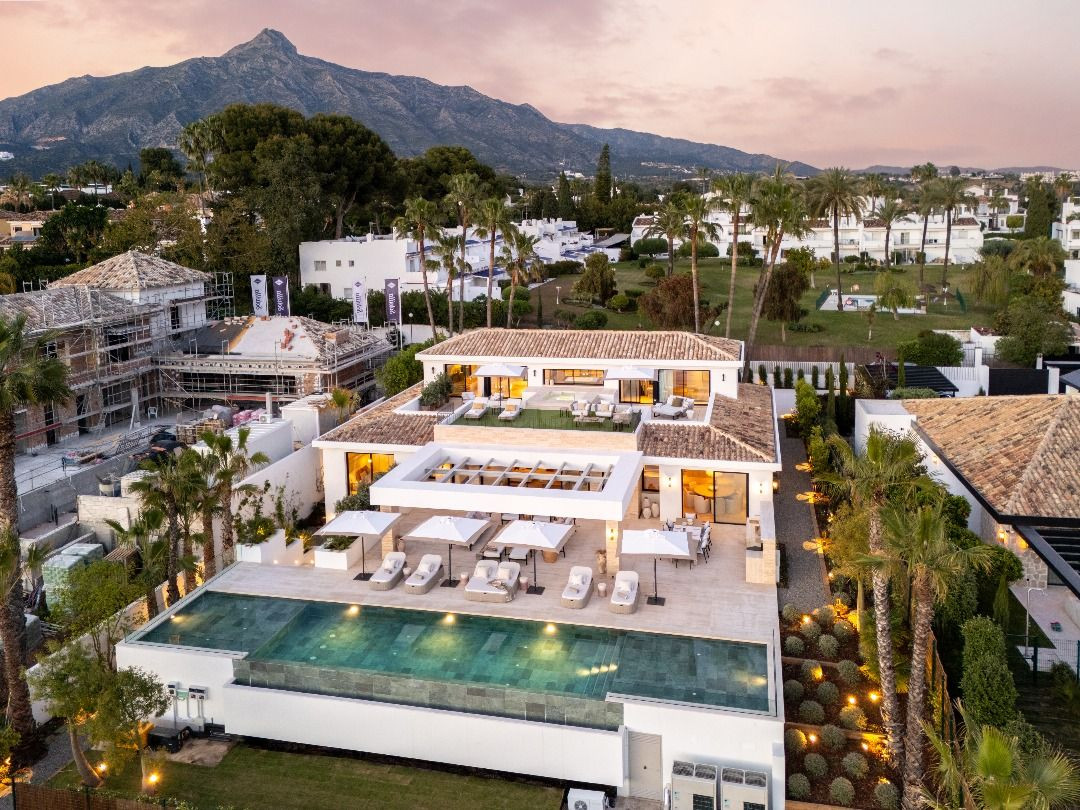 NUEVA VILLA DE LUJO