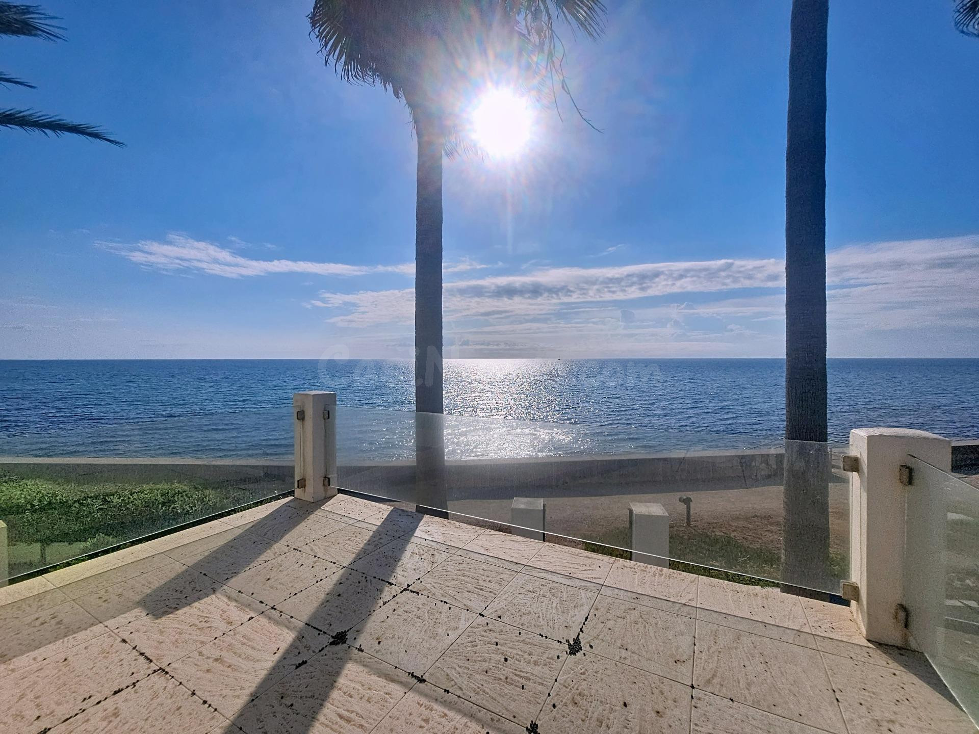 Villa en primera línea de mar con acceso directo a la playa y vistas panorámicas – Estepona