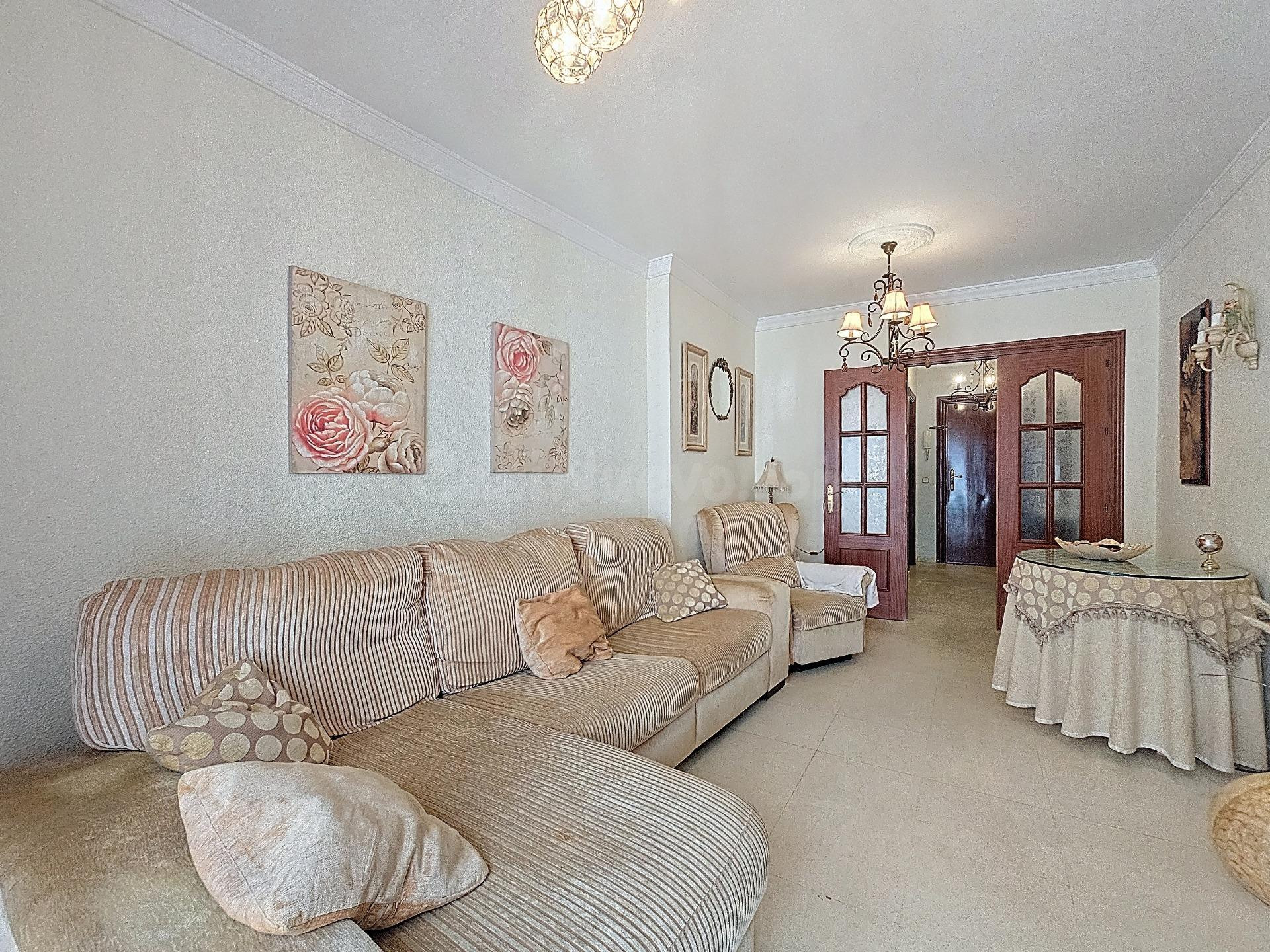 Encantador apartamento de 2 dormitorios en el corazón de Estepona, a solo 100 metros de la playa