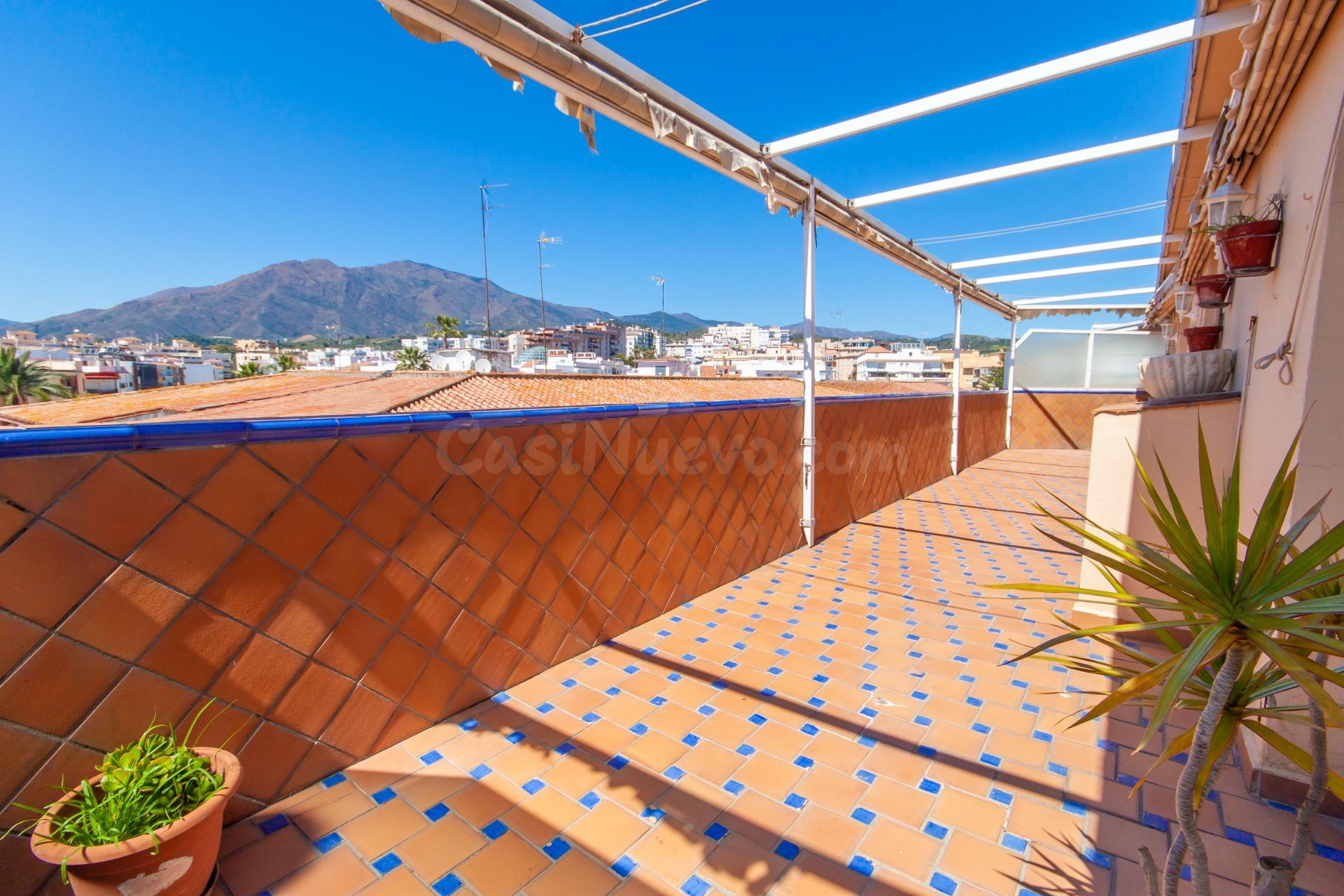 Ático para reformar con terrazas panorámicas – Corazón de Estepona
