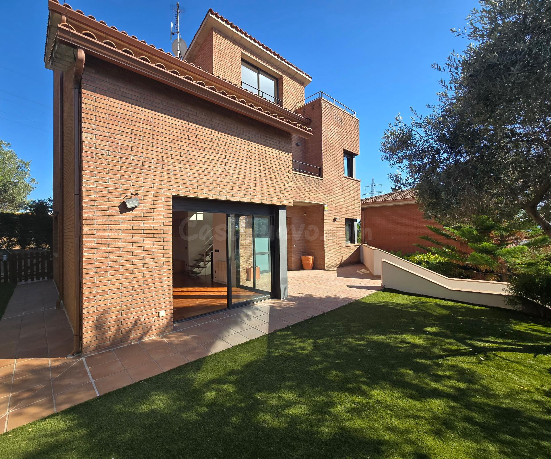 Chalet en Els Avets (Rubí): 239 m2 construidos, luz natural, vistas despejadas y garaje para 4 coches