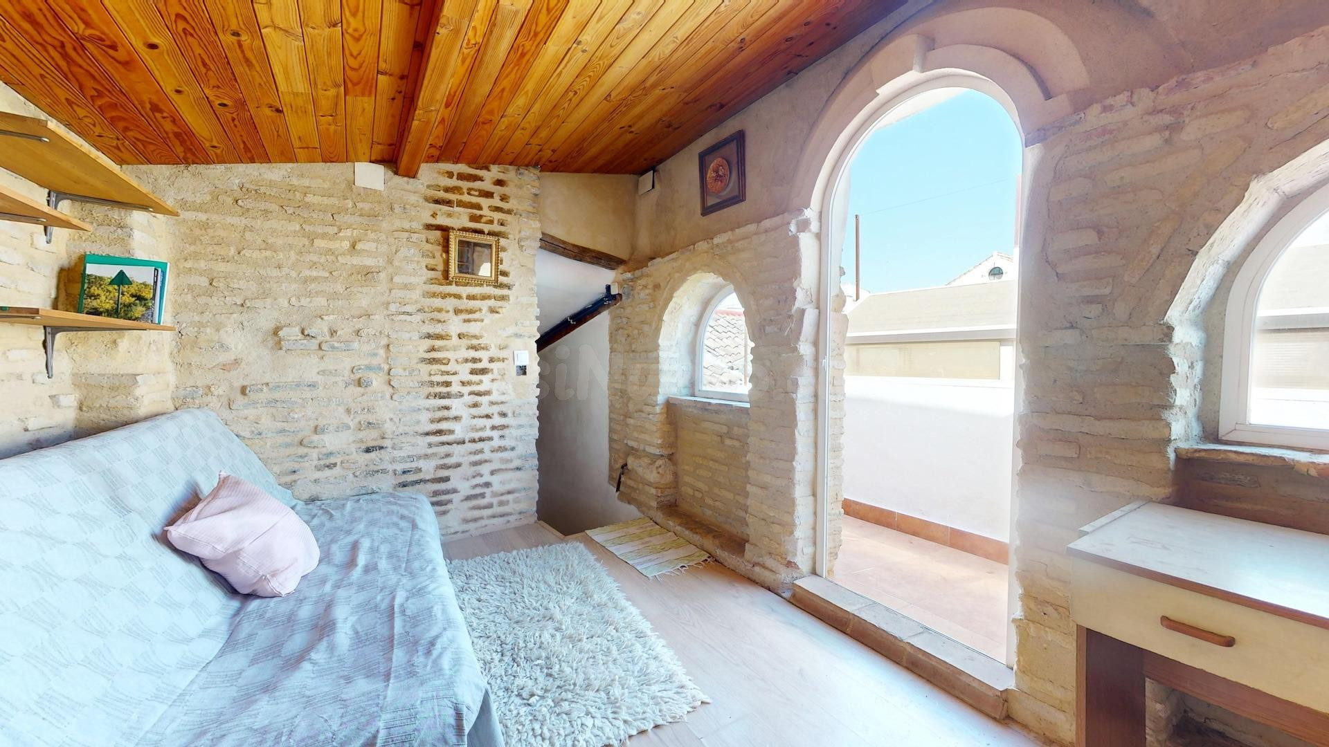 Oportunidad en calle Lucano: casa con dos plantas y terraza con vistas a la Judería