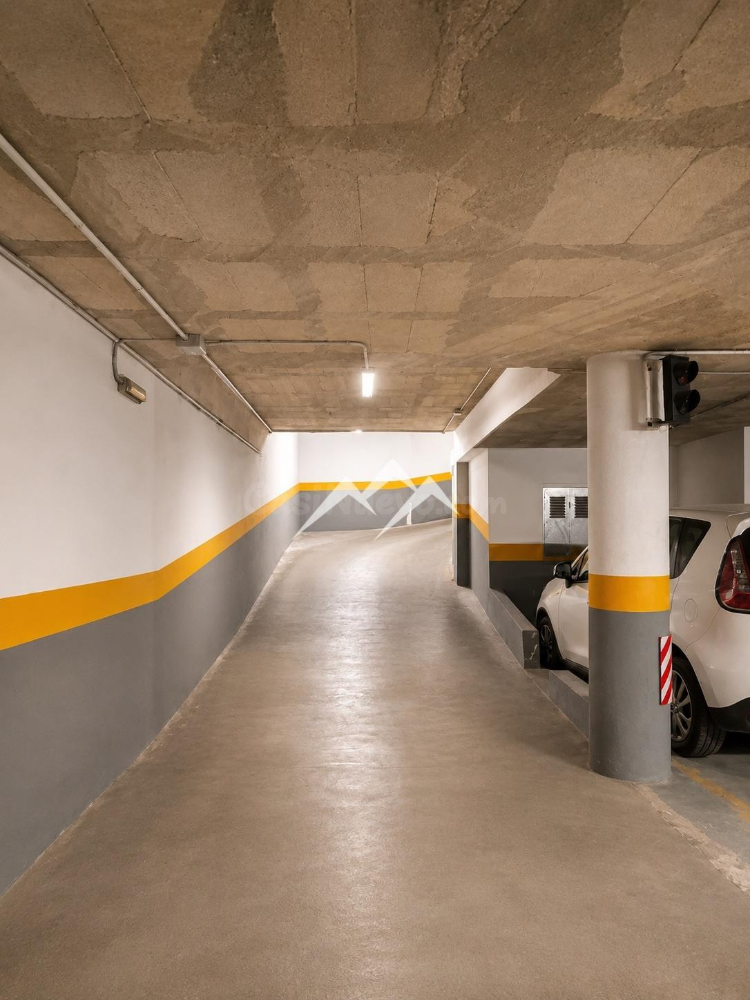 Se vende plaza de aparcamiento con trastero en Palma