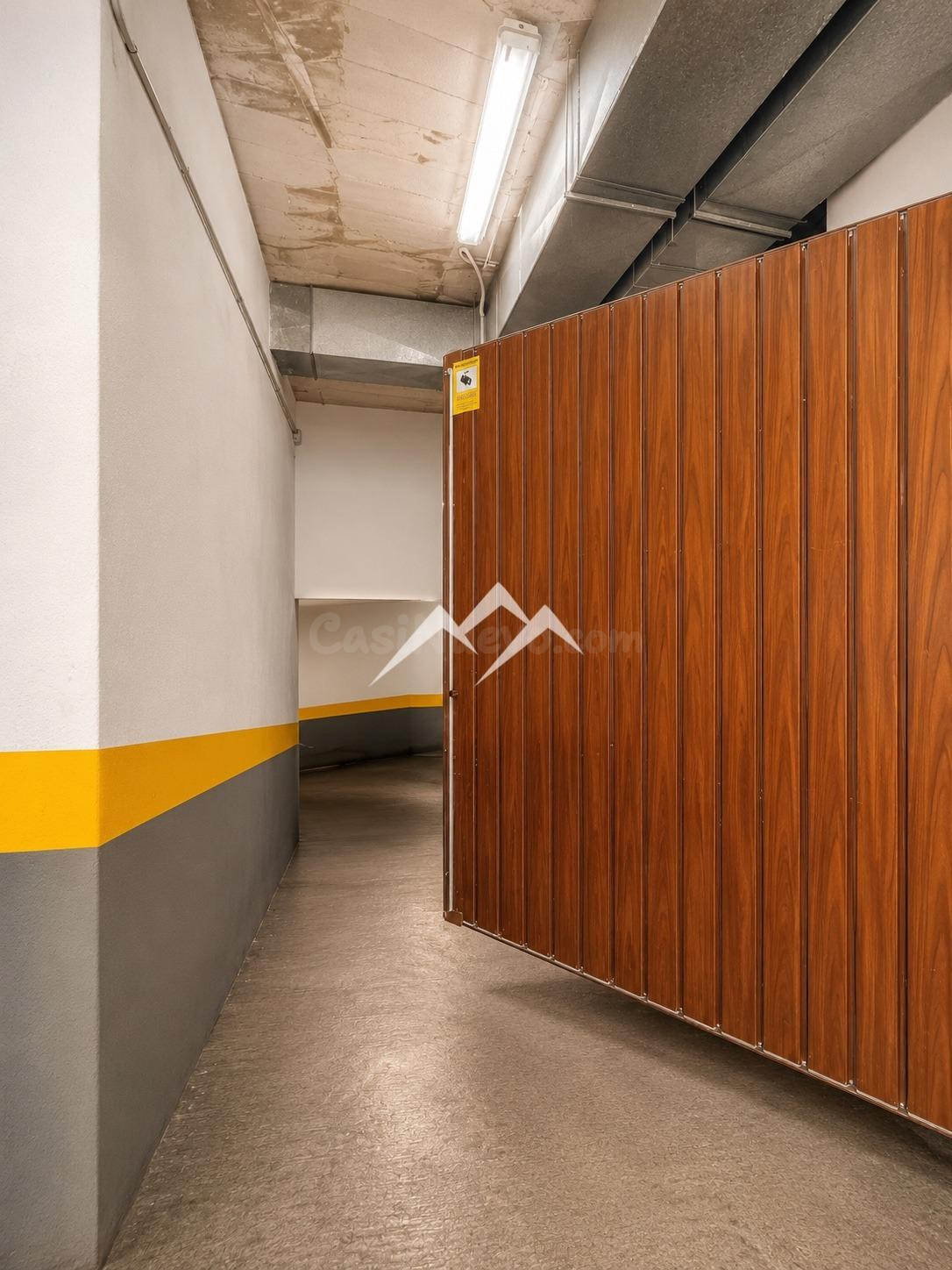 Se vende plaza de aparcamiento con trastero en Palma - foto 3