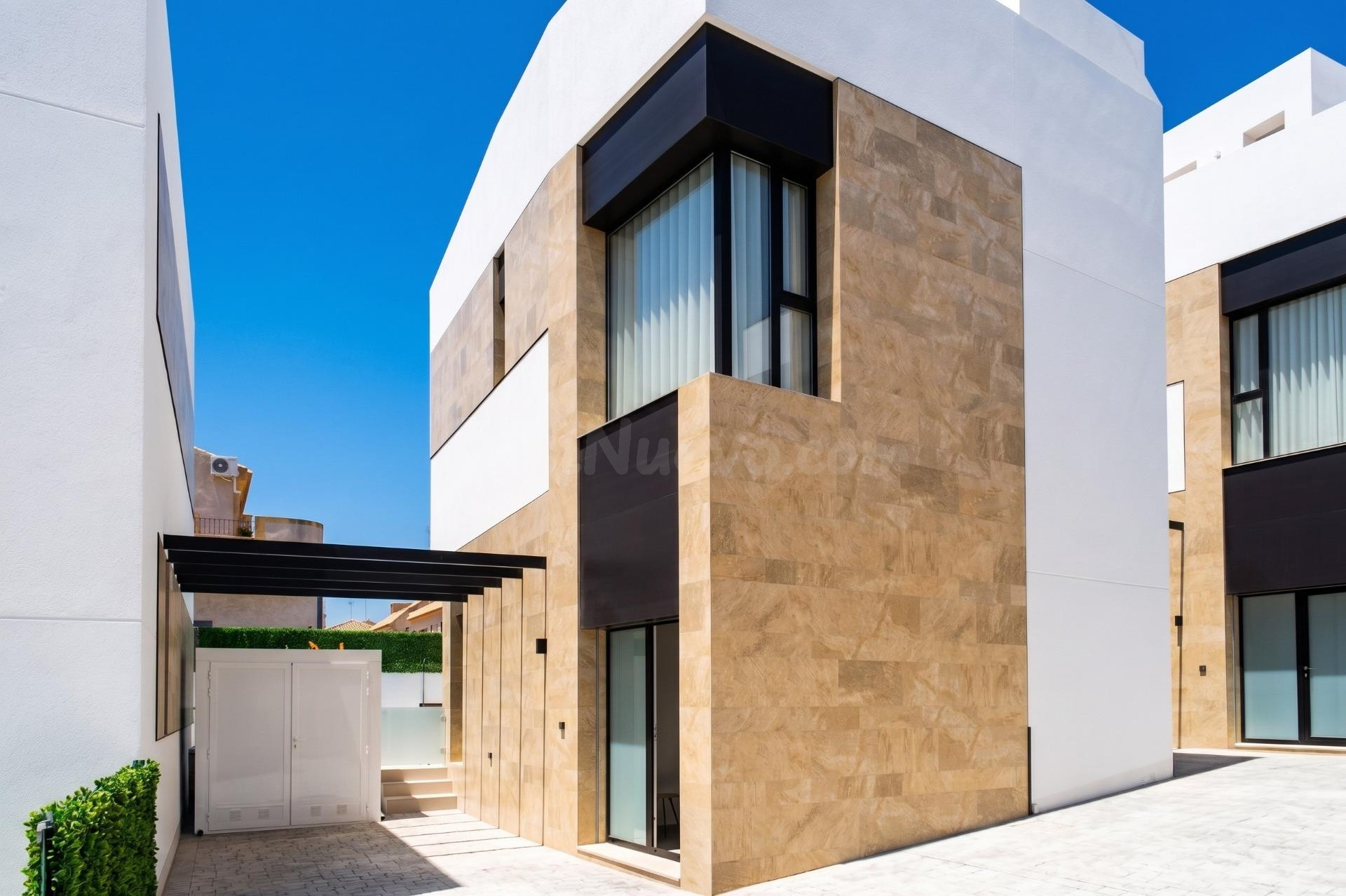 Chalet independiente de diseño moderno con piscina privada y solárium en Los Altos, Orihuela Costa