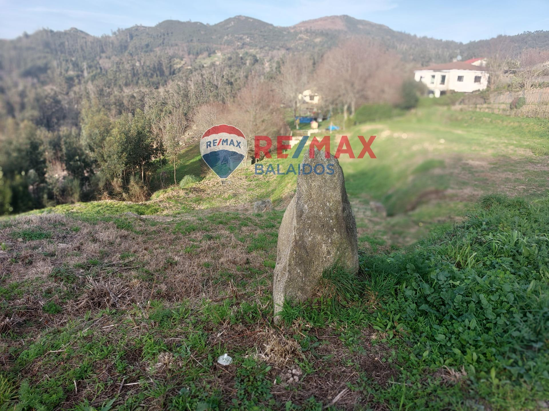 Terreno urbanizable con proyecto y licencia de obras. - foto 2