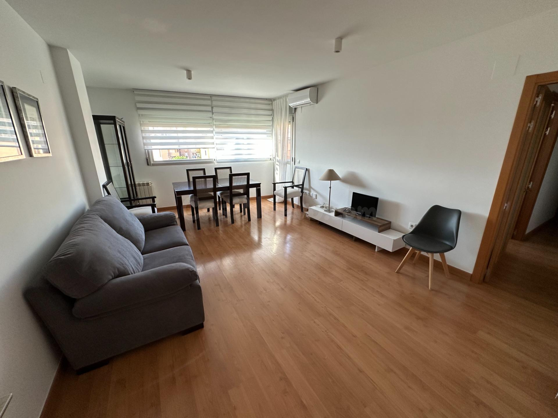 Alquiler piso 3 habitaciones con plaza de garaje y piscina comunitaria