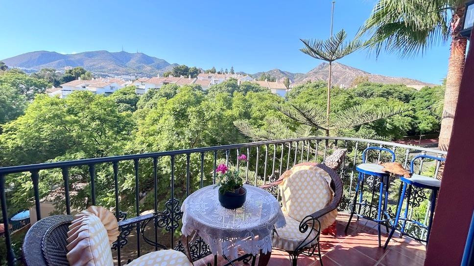 Exclusivo piso junto al Golf Torrequebrada con vistas al monte y a un paso de la playa