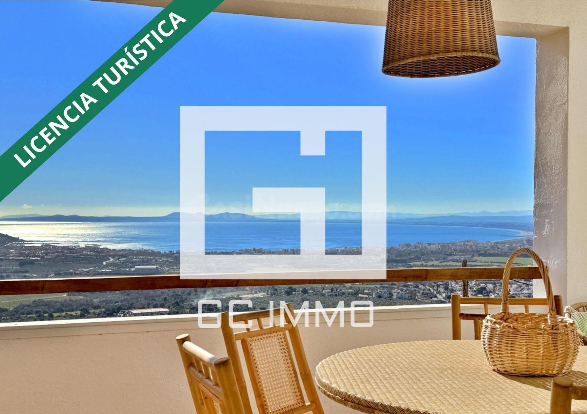 Villa con espectaculares vistas a la bahía de Roses y piscina privada