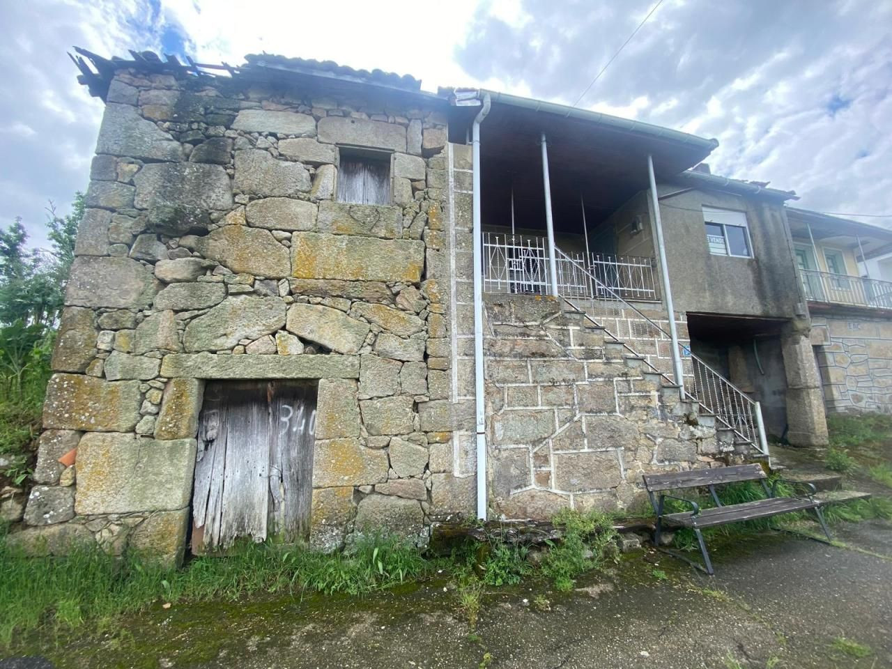 ¡Haz realidad tu proyecto rural en Ourense! Casa para reformar con terreno y mil posibilidades