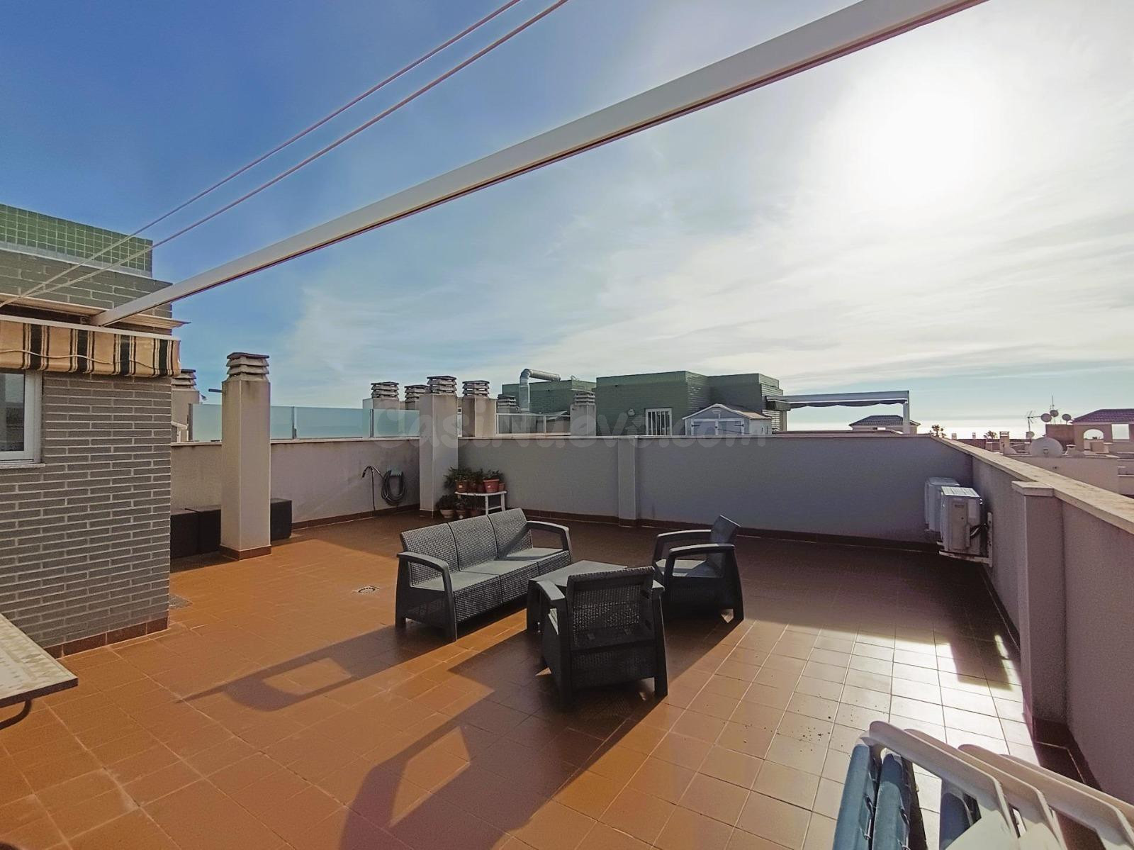 Ático orientado al sur con terraza privada de sol de 65 m2 y vistas al mar
