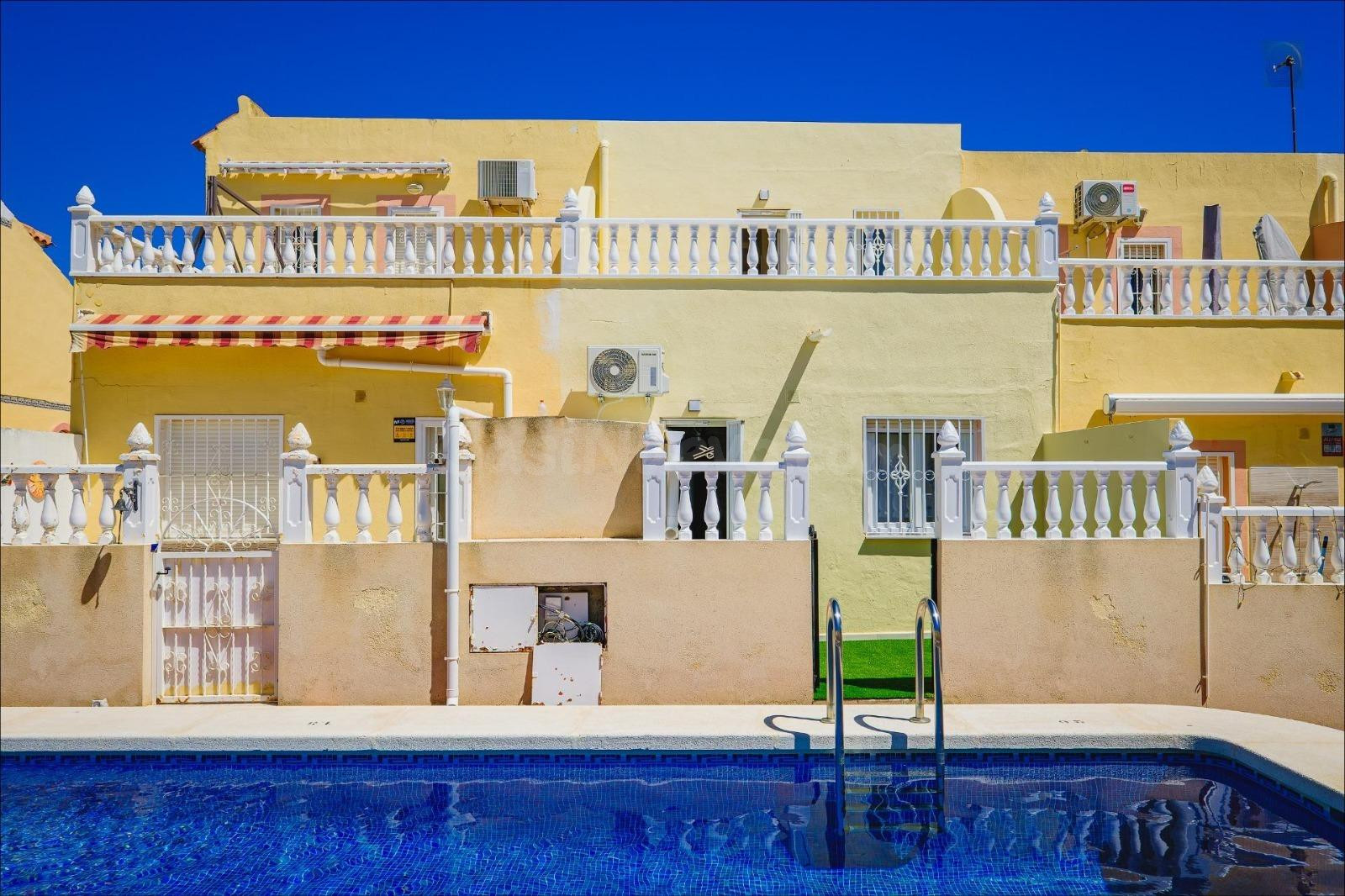 REFORMADO ADOSADO CON VISTAS AL MAR EN LAS FILIPINAS ORIHUELA COSTA. CON PISCINA. 3 DORM. 2 BAÑOS. CON SUPERFICIE 84 M2.