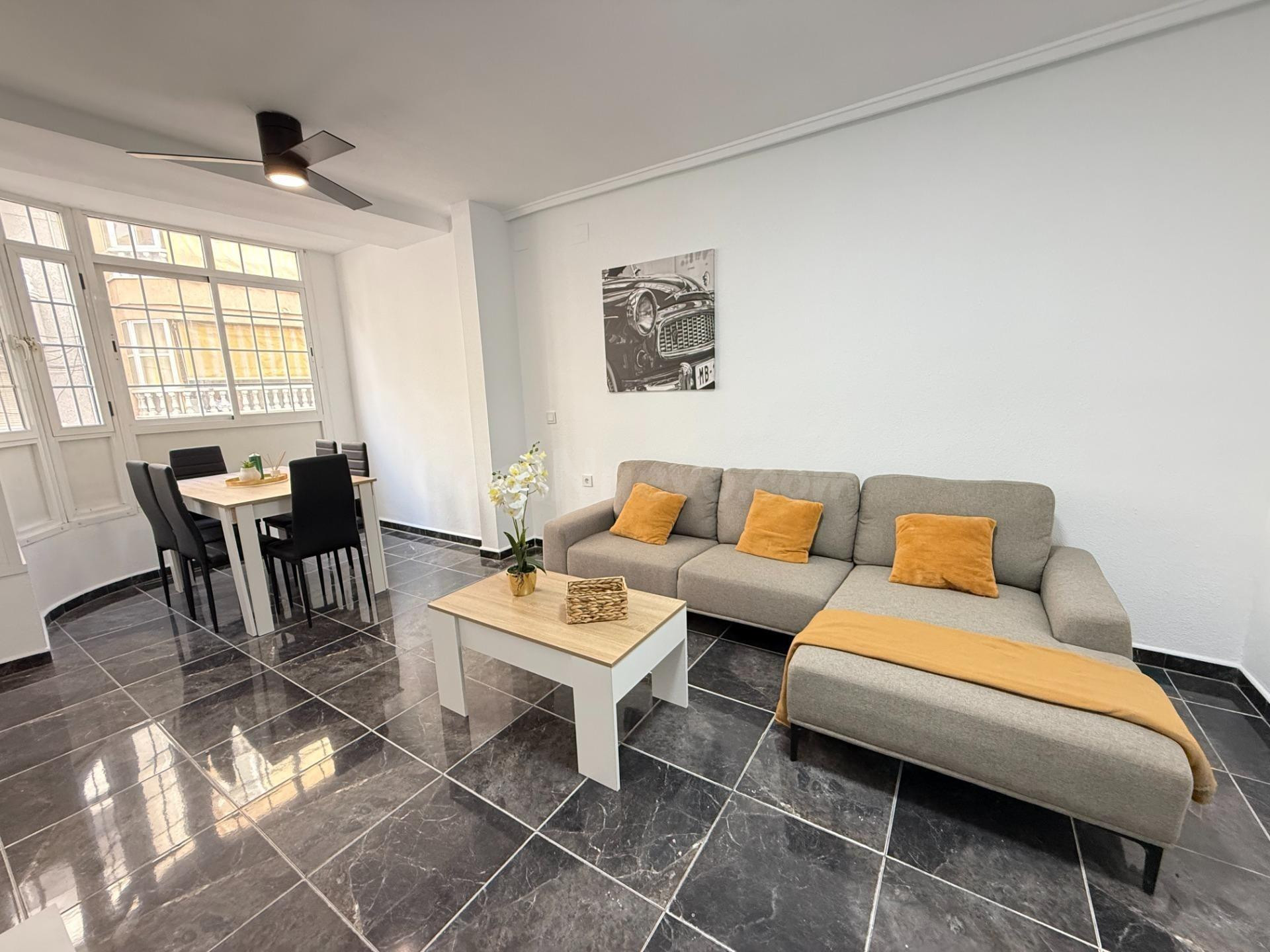 PRECIOSO APARTAMENTO REFORMADO DE 3 DORMITORIOS Y 2 BAÑOS EN EL CENTRO DE TORREVIEJA!!!!