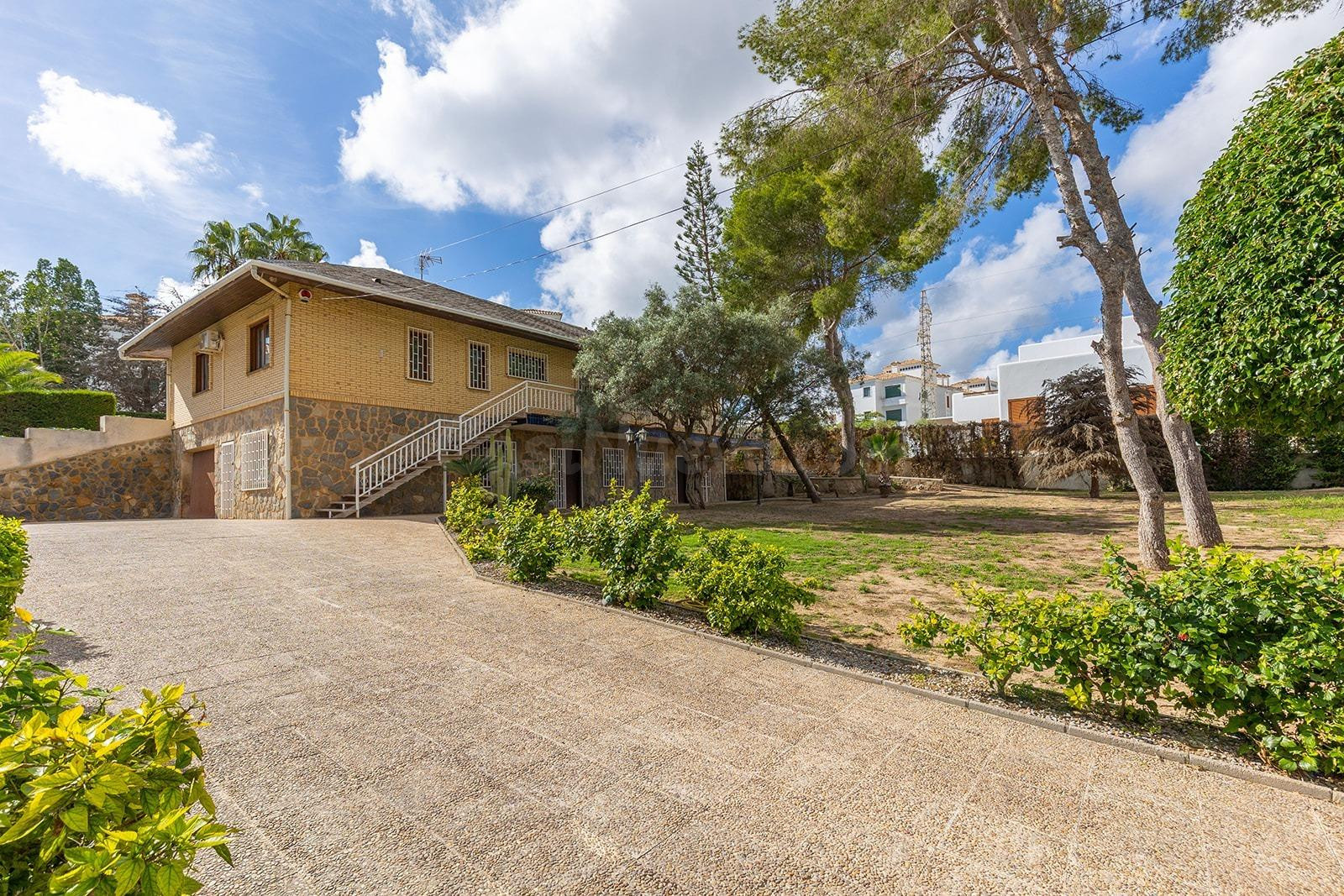 Impresionante Villa con parcela de 1510m2 en venta en Villamartin Orihuela Costa