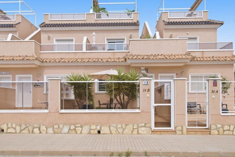 Adosado de 3 dormitorios con gran espacio exterior en Punta Prima