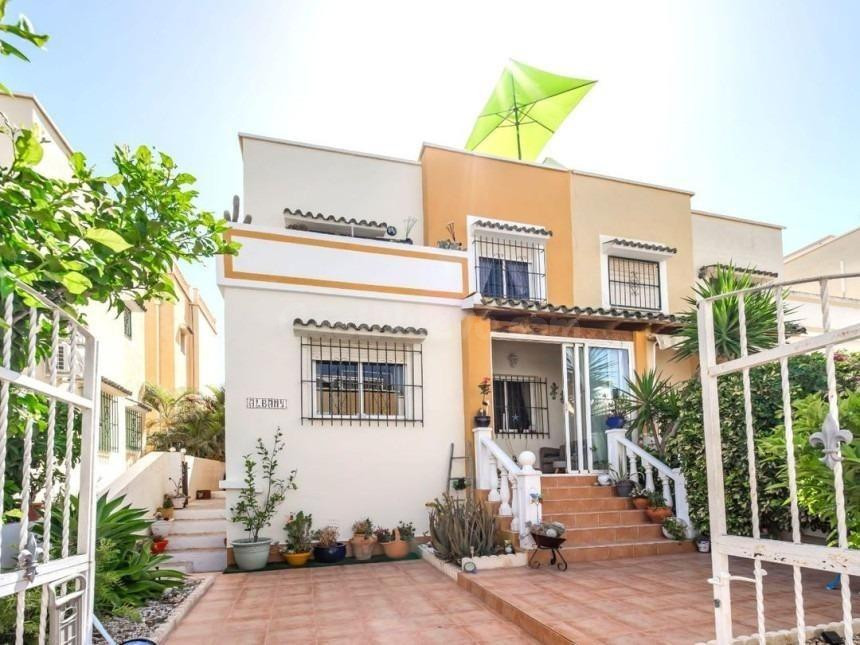 Fantástico adosado de 3 dormitorios con solárium privado y piscina comunitaria – ¡Increíble valor en Orihuela Costa!