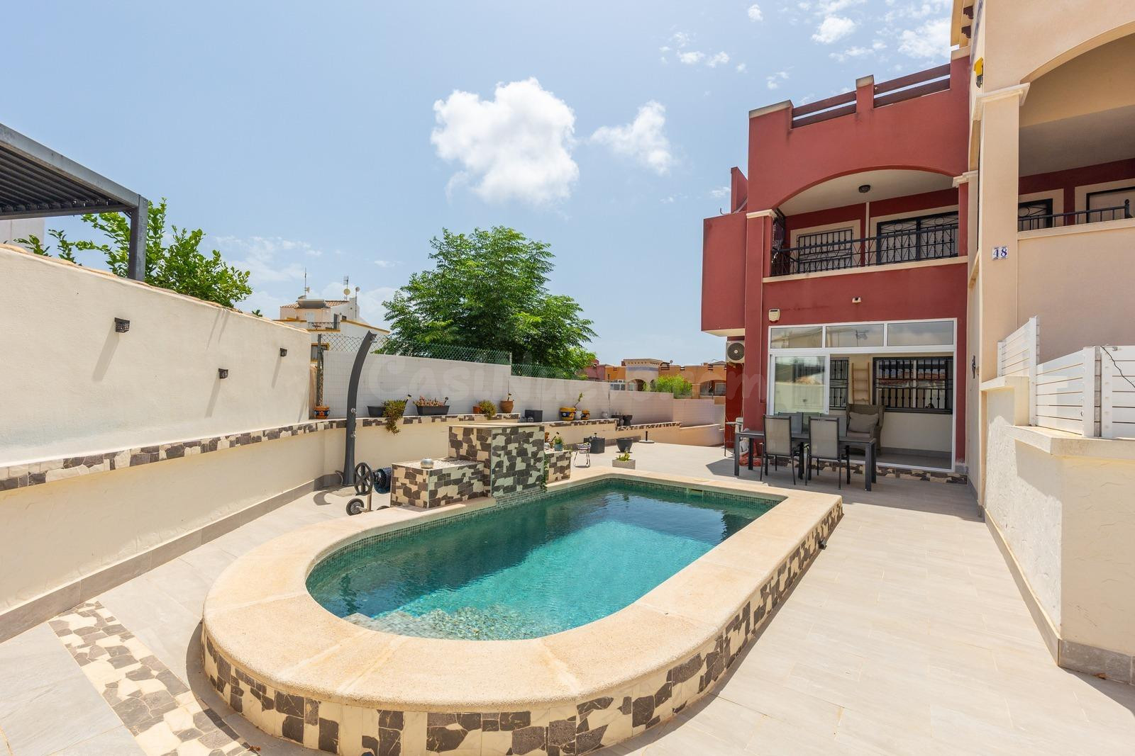 Bungalow en esquina en Dream Hills, Los Altos con piscina privada y gran parcela