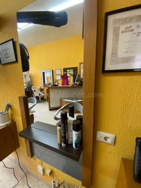 SE TRASPASA PELUQUERIA CON AMPLIA TRAYECTORIA DE 32 AÑOS EN CENTRO COMERCIAL AS LAGOAS