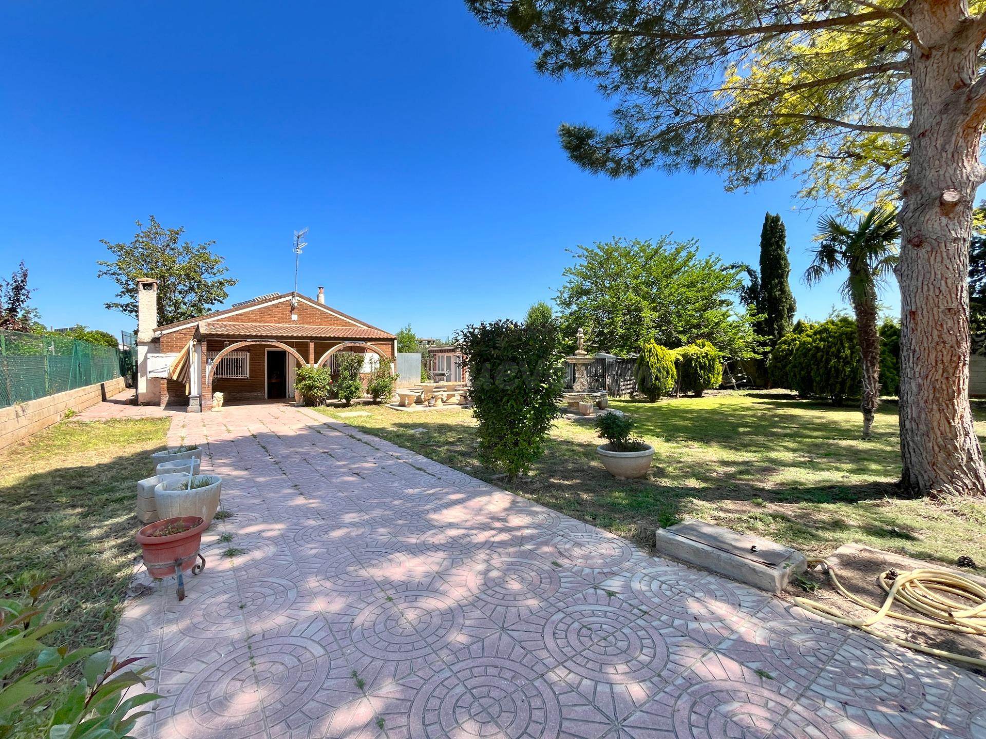 SE VENDE CHALET CON DOS FINCAS RÚSTICAS EN URBANIZACIÓN FUNCALMUNIA - LA ALMUNIA DE DOÑA GODINA