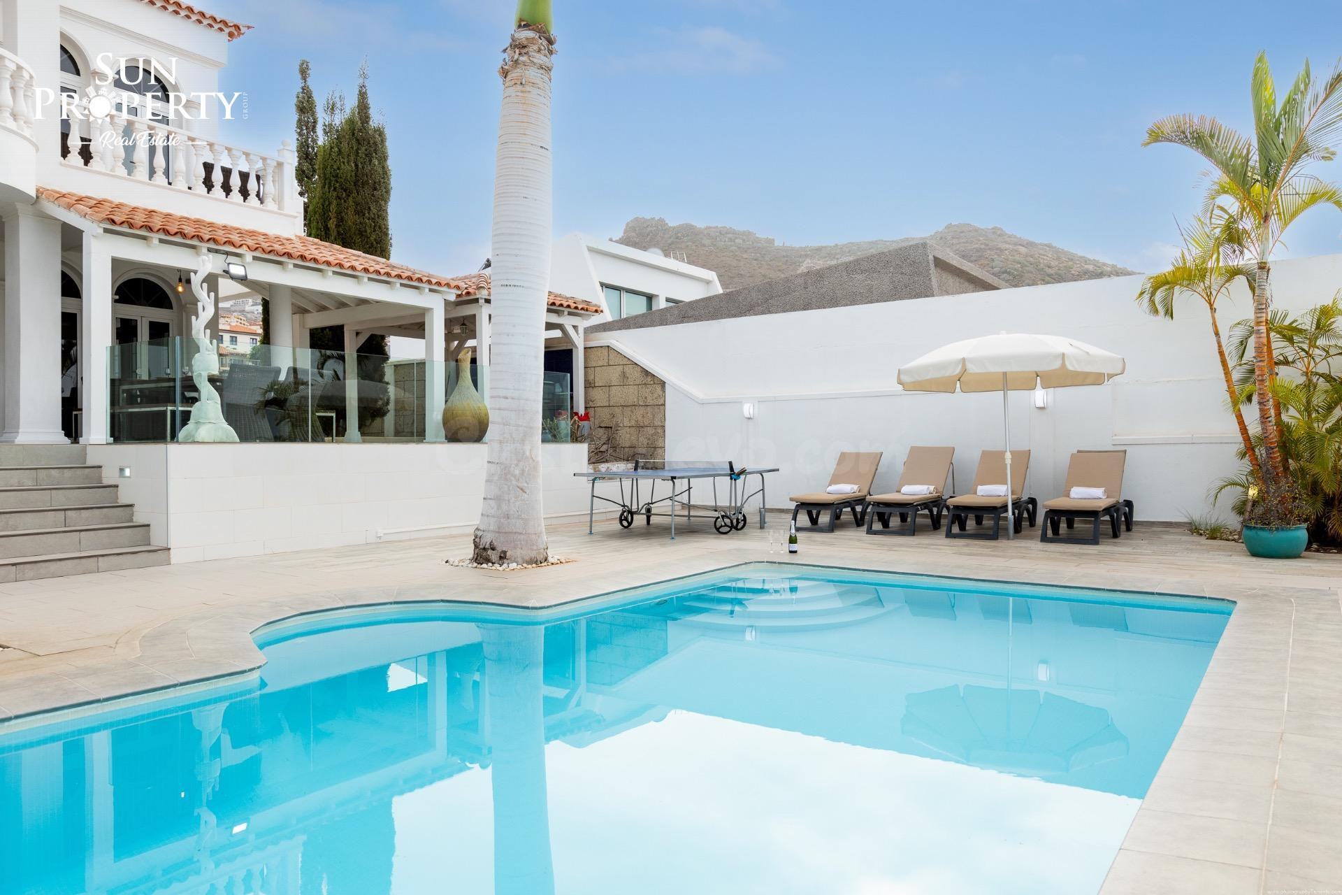 VILLA CON VISTAS AL MAR, PISCINA PRIVADA CLIMATIZADA Y GARAJE EN EL MADROÑAL DE COSTA ADEJE